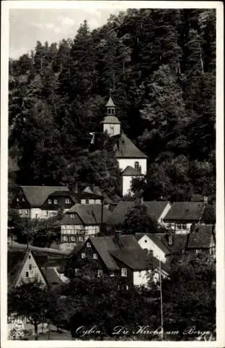 Ak Oybin in der Oberlausitz, Örtliche Kirche, Häuser, bewaldeter Hang, Schwarz-Weiß-Fotografie