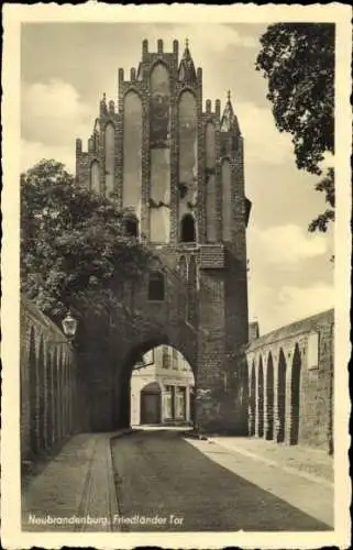 Ak Neubrandenburg in Mecklenburg, Friedländer Tor, gotische Architektur,  Stadtansicht