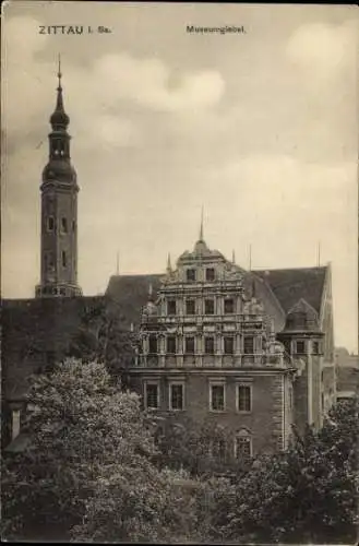 Ak Zittau in Sachsen, Museumgiebel,  Turm im Hintergrund