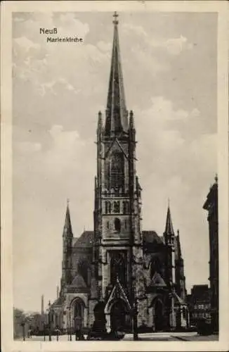 Ak Neuß Neuss am Rhein, Marienkirche, neugotischer Baustil, hohe Kirchturmspitze, Wolken im Hinte