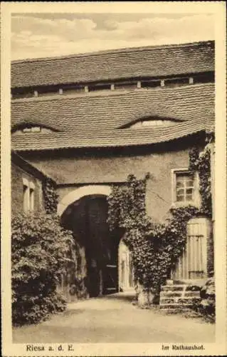 Ak Riesa an der Elbe Sachsen, Rathaushof,  Architektur, Natur,  aus der Vergangenheit