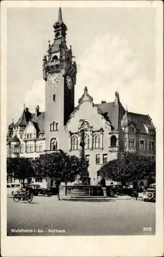 Ak Waldheim in Sachsen, Rathaus mit Uhrturm, Brunnen und Bäume