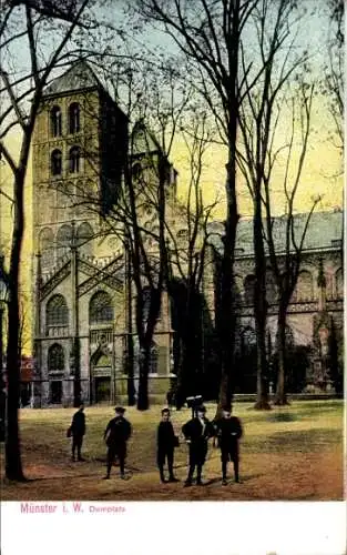 Ak Münster in Westfalen, Domplatz in   Architektur, Bäume, fünf Personen