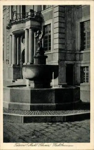 Ak Teterow in Mecklenburg, Teterower Hechtbrunnen, Brunnen mit Statue und Säulenbau