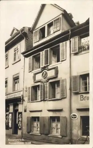 Ak Konstanz am Bodensee, Hussenhaus, Hausfassade mit Fenstern, Schwarz-Weiß-Foto,  Architektur