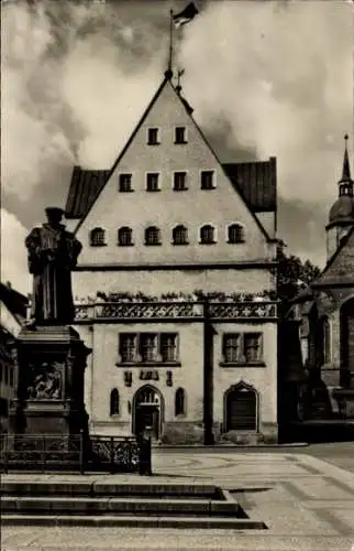 Ak Lutherstadt Eisleben, Rathaus mit Lutherdenkmal