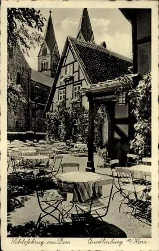 Ak Quedlinburg im Harz, Schlosskrug am Dom, Außenansicht, Tische und Stühle,  Kulisse