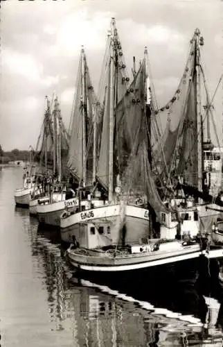 Ak Ostseebad Eckernförde, Fischerboote im Hafen,  schwarz-weiß, ruhige Wasseroberfläche