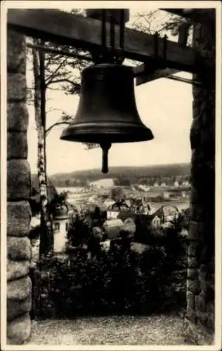 Ak Hartha in Sachsen, Glocke, Blick auf Dorf, Bäume