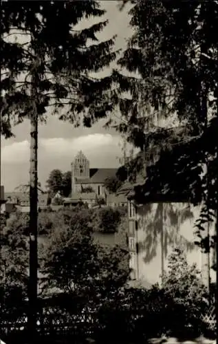 Ak Lychen in der Uckermark, Blick auf die Kirche, Bäume im Vordergrund, Schwarz-Weiß-Foto