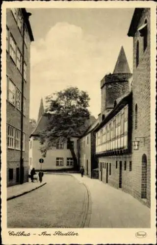 Ak Cottbus in der Niederlausitz, Straße Am Stadttor,  Gebäude, Bäume, zwei Personen