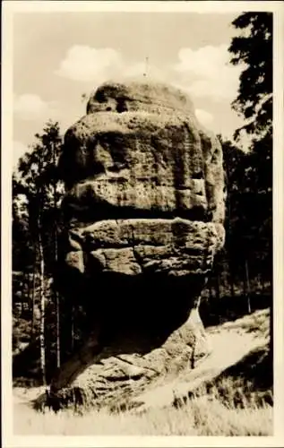 Ak Oybin in der Oberlausitz, Kelchstein Felsen, Felsenform, Bäume, Schwarz-Weiß-Foto