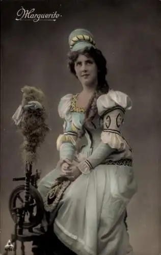 Ak Variete-Künstlerin, Marguerite, Spinnrad, Porträt