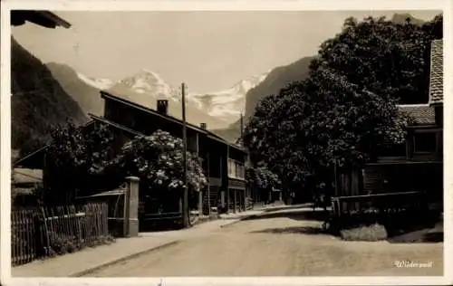 Ak Wilderswyl Wilderswil Kanton Bern Schweiz, Berglandschaft, Holzgebäude, Straße, Bäume,  