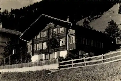 Ak Adelboden Kanton Bern Schweiz, Chalet Sunnhalden, traditionelle Architektur, grüne Umgebung