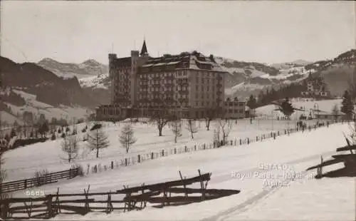 Ak Gstaad Saanen Kanton Bern, Royal Palace-Hotel, alpine Landschaft, Schnee, Gebirge, Bäume