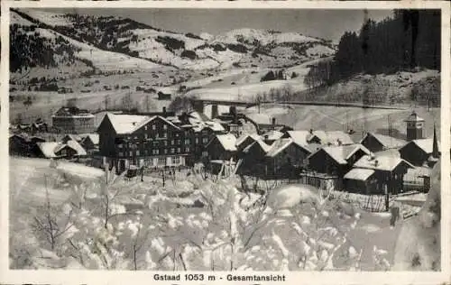 Ak Gstaad Saanen Kanton Bern, Schneebedeckte Berge, Gesamtansicht des Dorfes, Historische Archite