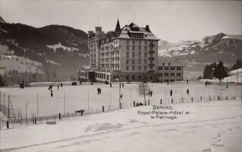 Ak Gstaad Saanen Kanton Bern, Royal-Palace-Hôtel, Eisläufer, schneebedeckte Landschaft, Berge
