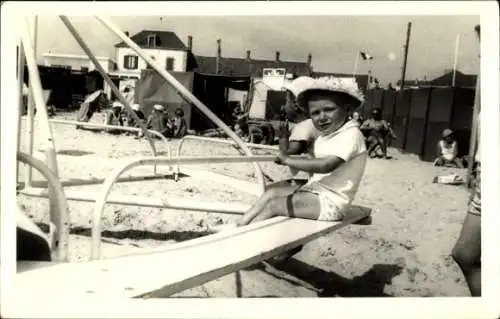 Foto Kind auf dem Strandspielplatz