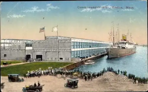 Ak Boston Massachusetts USA, Commonwealth Pier, großes Schiff, Menschenmenge, USA-Flagge