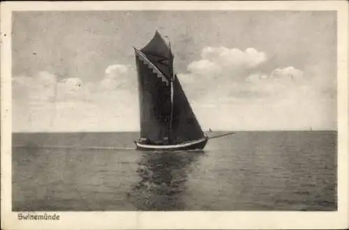 Ak Świnoujście Swinemünde Pommern, Segelboot auf dem Wasser, Wolken, ruhige See
