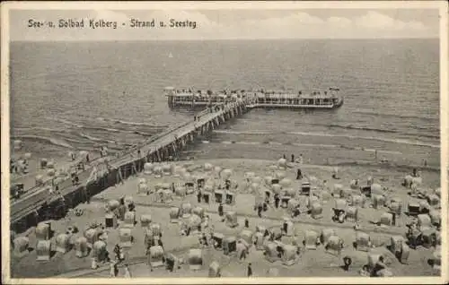 Ak Kołobrzeg Ostseebad Kolberg Pommern, Strand, Seesteg, Badegäste, Nordsee, Strandkörbe, Pier