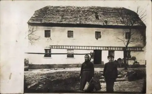 Foto Ak Göda in der Oberlausitz, Wohnhaus, Kind, Frau, Eimer