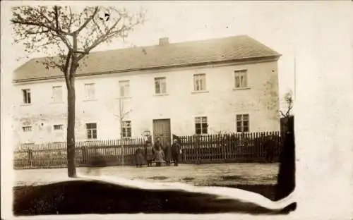 Foto Ak Gaußig in der Oberlausitz, Wohnhaus, Hausbewohner