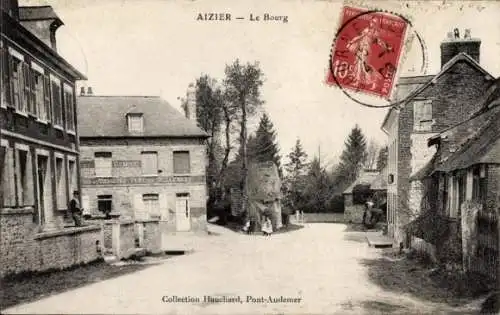 Ak Aizier Eure, Vorderansicht eines Straßenzugs, Gebäude, Bäume, 