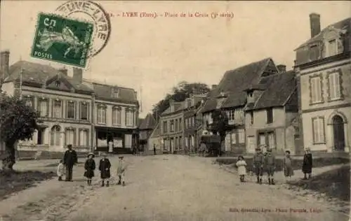 Ak Lyre Eure, Platz de la Croix, Häuser, Postmarke, Kinder auf der Straße