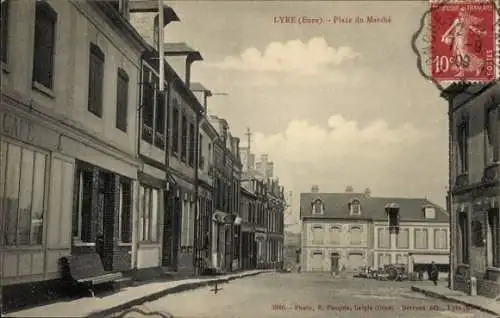 Ak Lyre Eure, Place du Marché, Straßenansicht, Häuser, Bänke,  