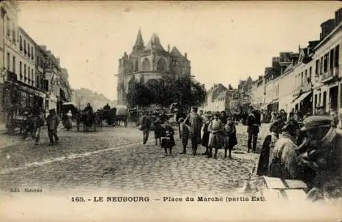 Ak Le Neubourg Eure, Historische Marktstraße, Gebäude im Hintergrund, Menschen, Pferdekutschen