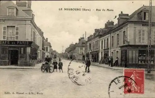 Ak Le Neubourg Eure, Schwarzwweißfoto, Straße, Häuser, Café de Paris, Menschen