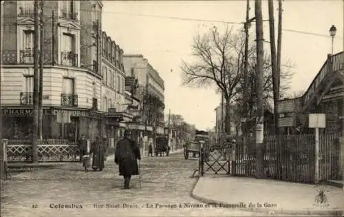 Ak Colombes Hauts de Seine, Rue Saint-Denis, Passage à Niveau, Passerelle de la Gare, Apotheke