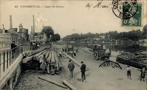 Ak Courbevoie Hauts de Seine, 42  Quai de Seine, Flusslandschaft, Holzstämme, Personen am Ufer