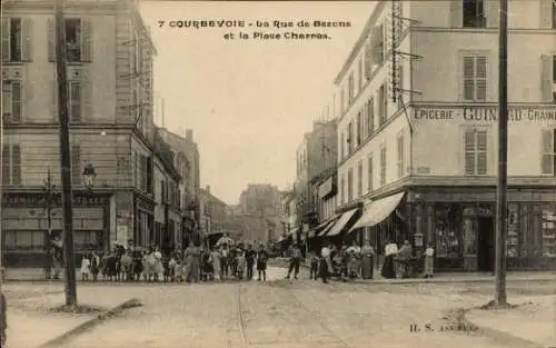 Ak Courbevoie Hauts de Seine, 7  La Rue de Bezons, Place Charras, alte Straßenansicht