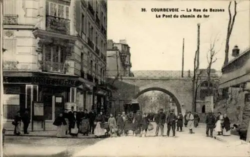 Ak Courbevoie Hauts de Seine, Historische Straße, Personen auf der Straße, Brücke, Geschäftsfassa