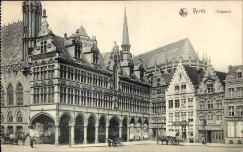 Ak Ypres Ypern Westflandern, Historisches Gebäude, Spitze einer Kirche, alte Architektur, Kutsche