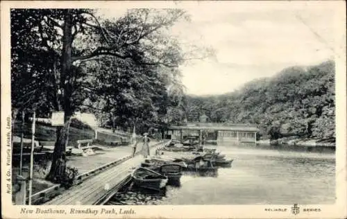 Ak Leeds Yorkshire England, New Boathouse, Roundhay Park, Boote am Wasser, Spaziergänger