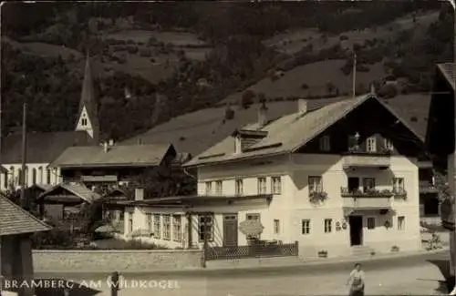 Ak Bramberg am Wildkogel Pinzgau in Salzburg, Vorderansicht der Ortsstraße, Kirche,  Gebäude
