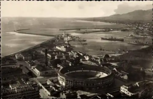 Ak Málaga Andalusien Spanien, Panorama des Hafens, Arena im Vordergrund, Schiffe im Wasser, Stadt