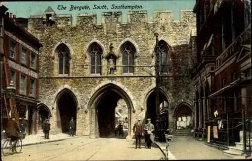 Ak Southampton Hampshire England, The Bargate,  Bogen, Menschen, Straßenansicht