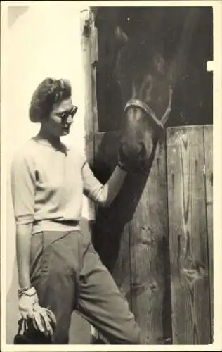 Foto Ak Prinzessin Josephine Charlotte, Adel Belgien, Pferd