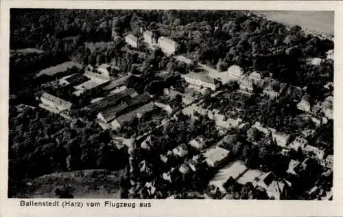 Ak Ballenstedt im Harz, Luftaufnahme von  Stadtansicht, Wald, Gebäude