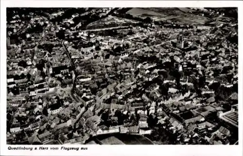 Ak Quedlinburg im Harz, Luftaufnahme von  Häuser, Kirche, Straßen, Bäume