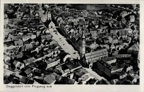 Ak Deggendorf im Bayerischen Wald Niederbayern, Luftaufnahme von   Architektur, Stadtansicht