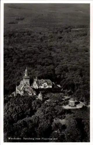 Ak Wiesbaden in Hessen, Neroberg vom Flugzeug, Gebäude, Bäume