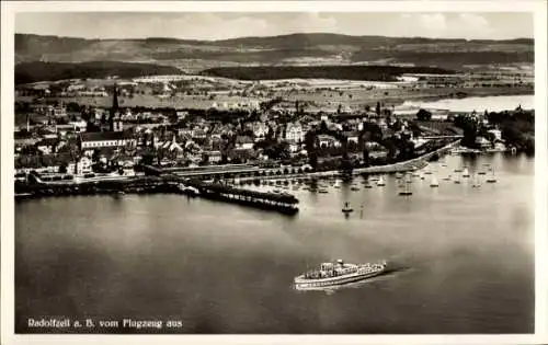 Ak Radolfzell am Bodensee, Luftaufnahme von Radolfzell, Bodensee, Hafen, Boote, Stadtansicht