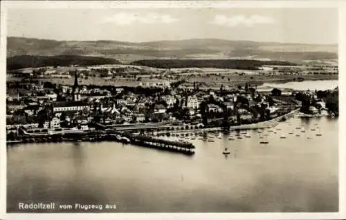 Ak Radolfzell am Bodensee, Luftaufnahme von  Seeufer, Boote, Landschaft