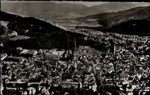 Ak Freiburg im Breisgau, Luftaufnahme von  Stadtansicht, Schwarzwald im Hintergrund